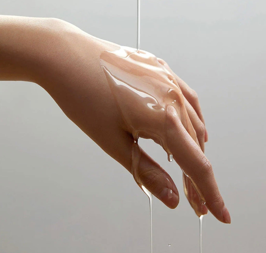 Aceite limpiador Anua Heartleaf Pore Control junto a ingredientes naturales