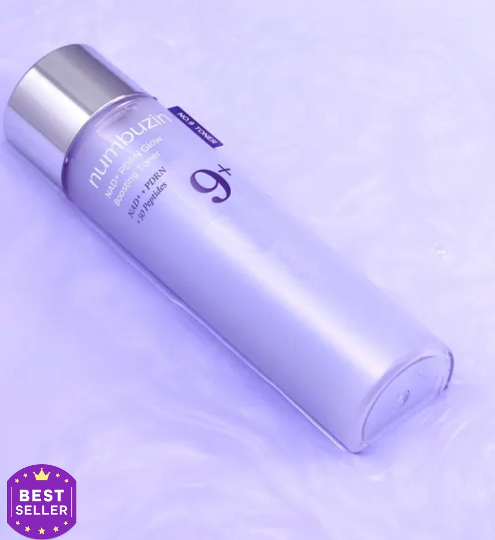Numbuzin No.9+ NAD+ PDRN Glow Boosting Toner aplicado sobre la piel mostrando su brillo hidratante.