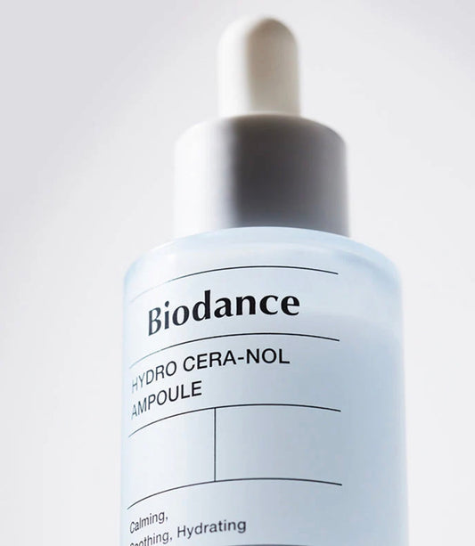 Textura sedosa y ligera de la ampolla Biodance sobre la piel.