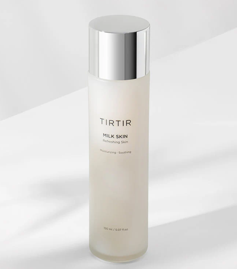Textura del TirTir Milk Skin Toner – fórmula calmante y luminosa.
