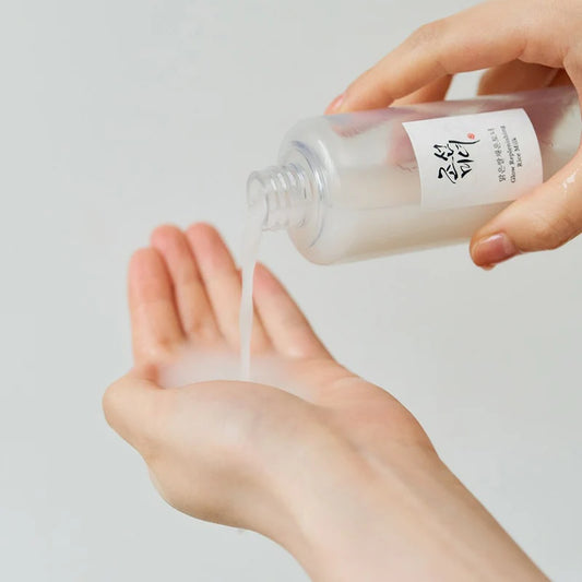 Botella del tónico con extracto de arroz y polvo seborregulador.