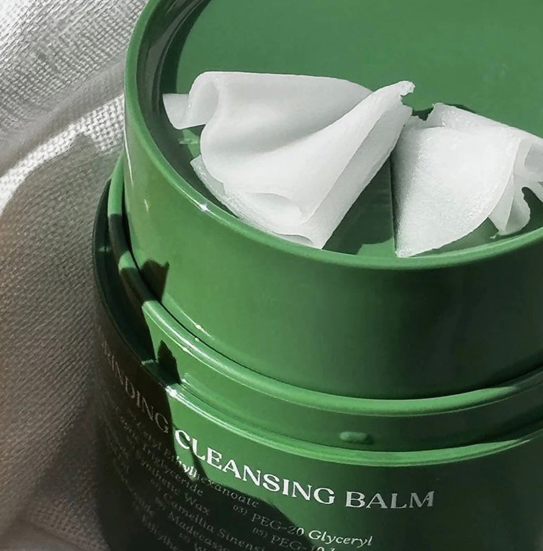 Bálsamo desmaquillante suave con aceite de camelia y extracto de Centella.