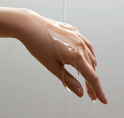 Aceite limpiador Anua Heartleaf Pore Control junto a ingredientes naturales