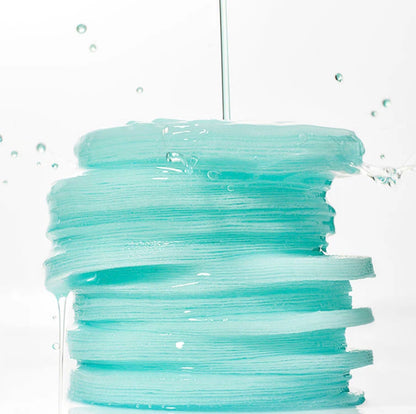 Detalle de la textura del pad con superficie grabada y sérum.