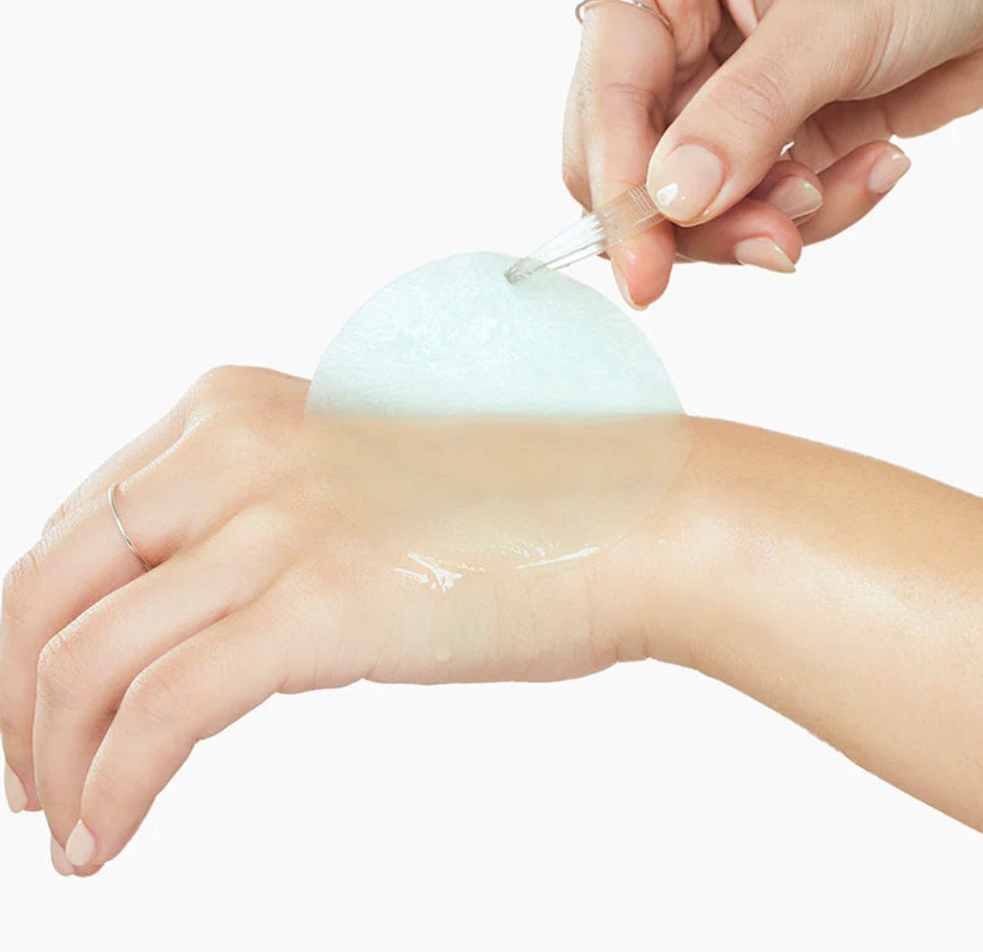 Pad mostrado sobre la piel para ilustrar su tamaño y textura.