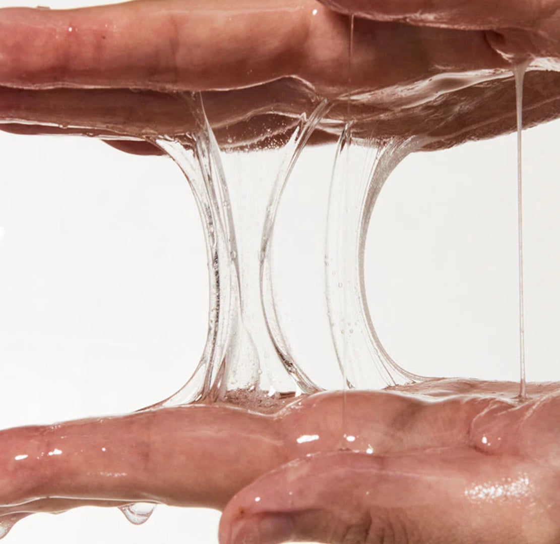 Aplicación del suero sobre la piel para mostrar su absorción.