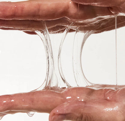 Aplicación del suero sobre la piel para mostrar su absorción.