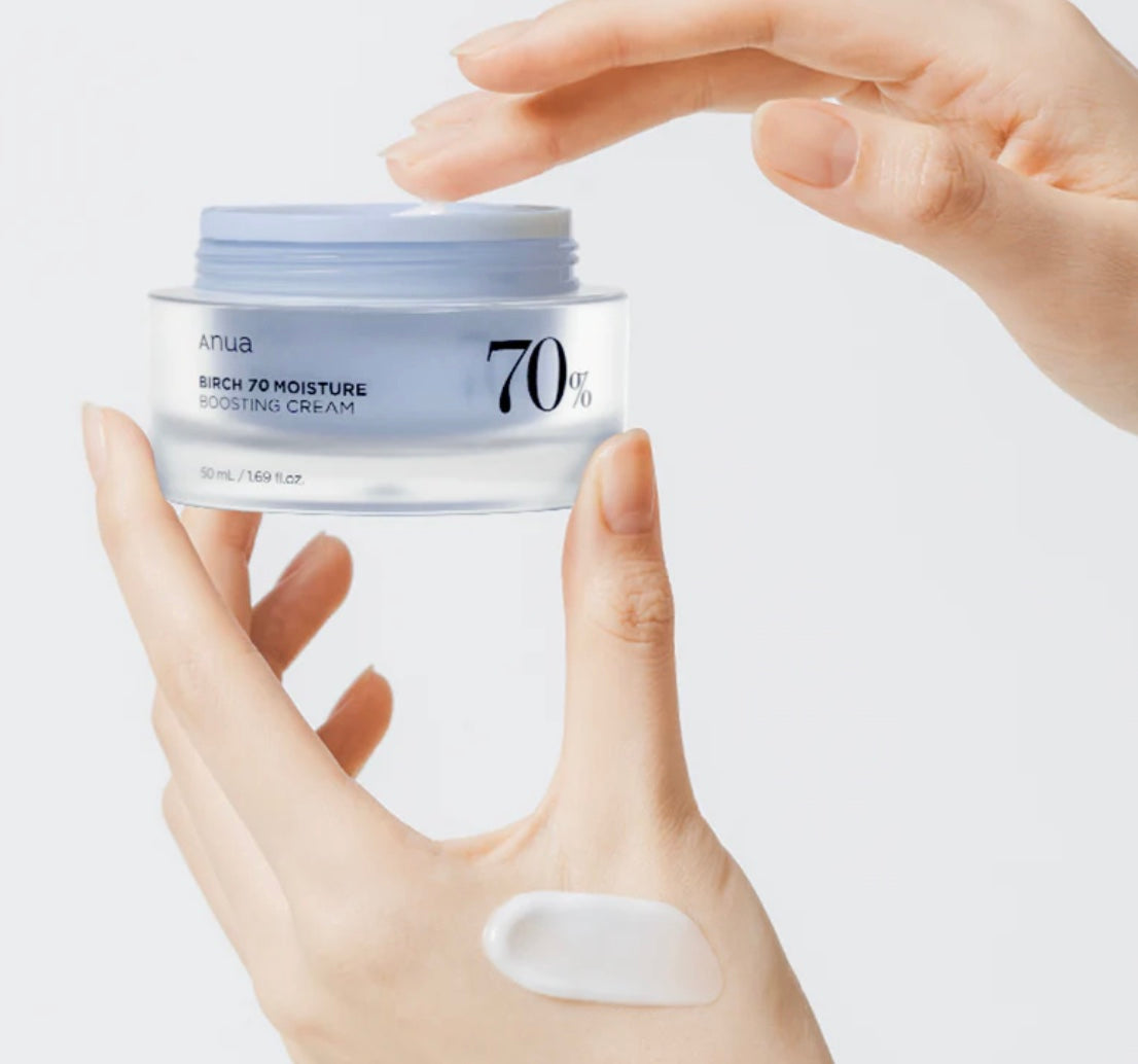 Aplicación de la crema en el rostro mostrando su absorción rápida.