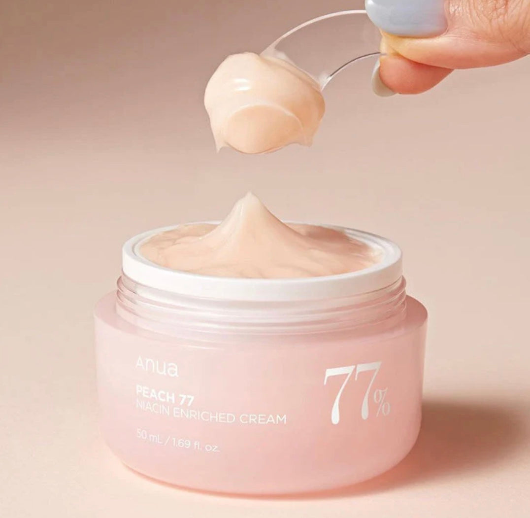 Aplicación de la crema mostrando acabado jugoso e hidratado.