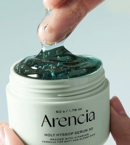 Textura ligera y fluida del serum Hyssop aplicada sobre la piel.