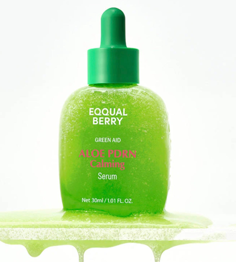 EQQUALBERRY Aloe PDRN Calming Serum sobre fondo neutro.