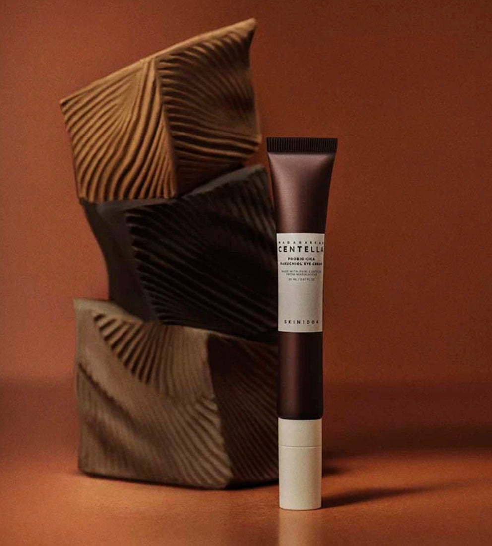 Aplicación del contorno de ojos SKIN1004 con aplicador