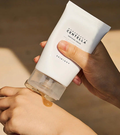 Aplicación de la crema calmante SKIN1004