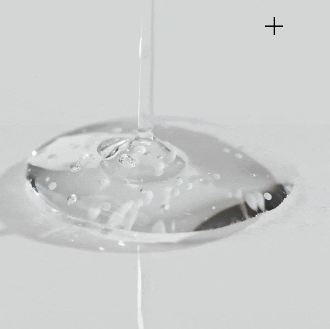 Tratamiento facial coreano que combina niacinamida y centella asiática para un brillo natural