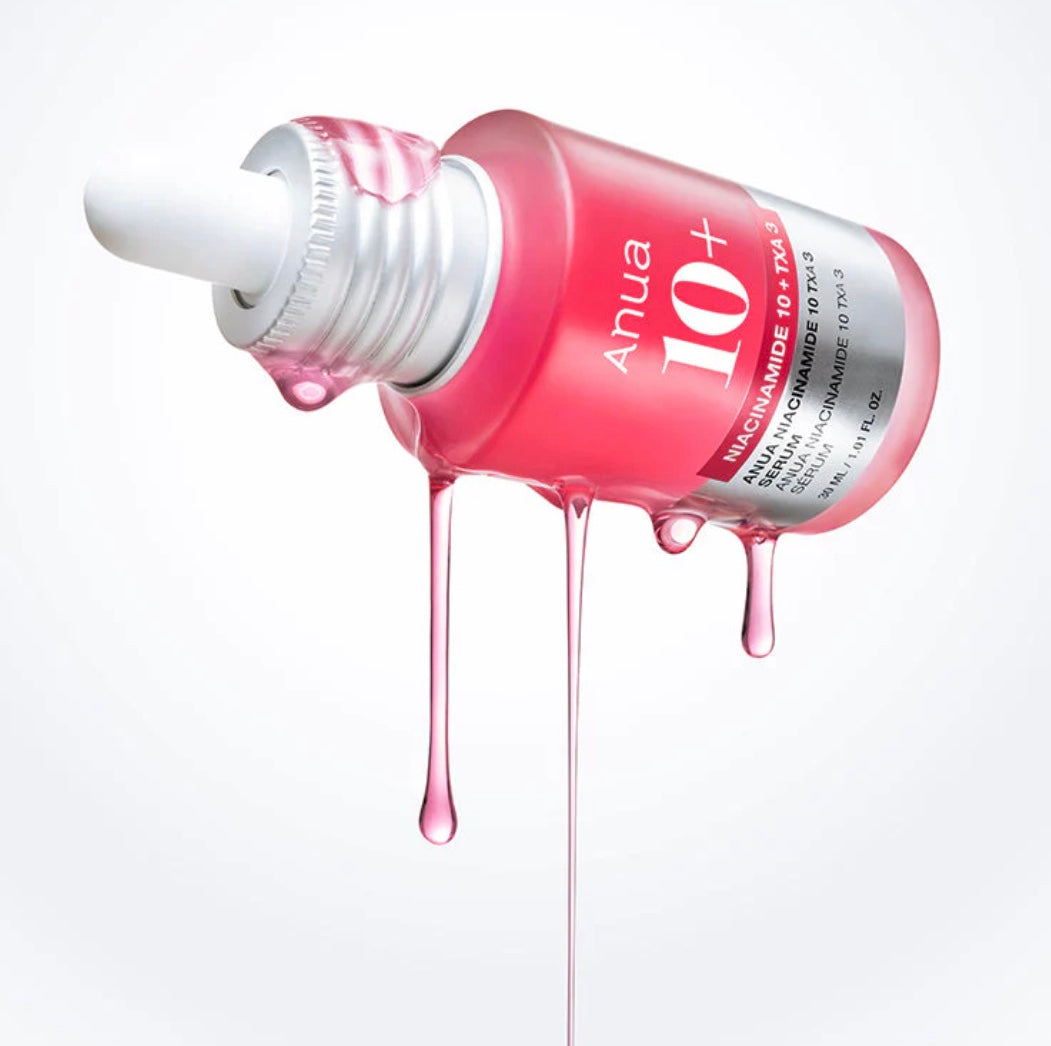 Textura del Anua Niacinamide 10% + TXA 4% Serum – fórmula acuosa y ligera.