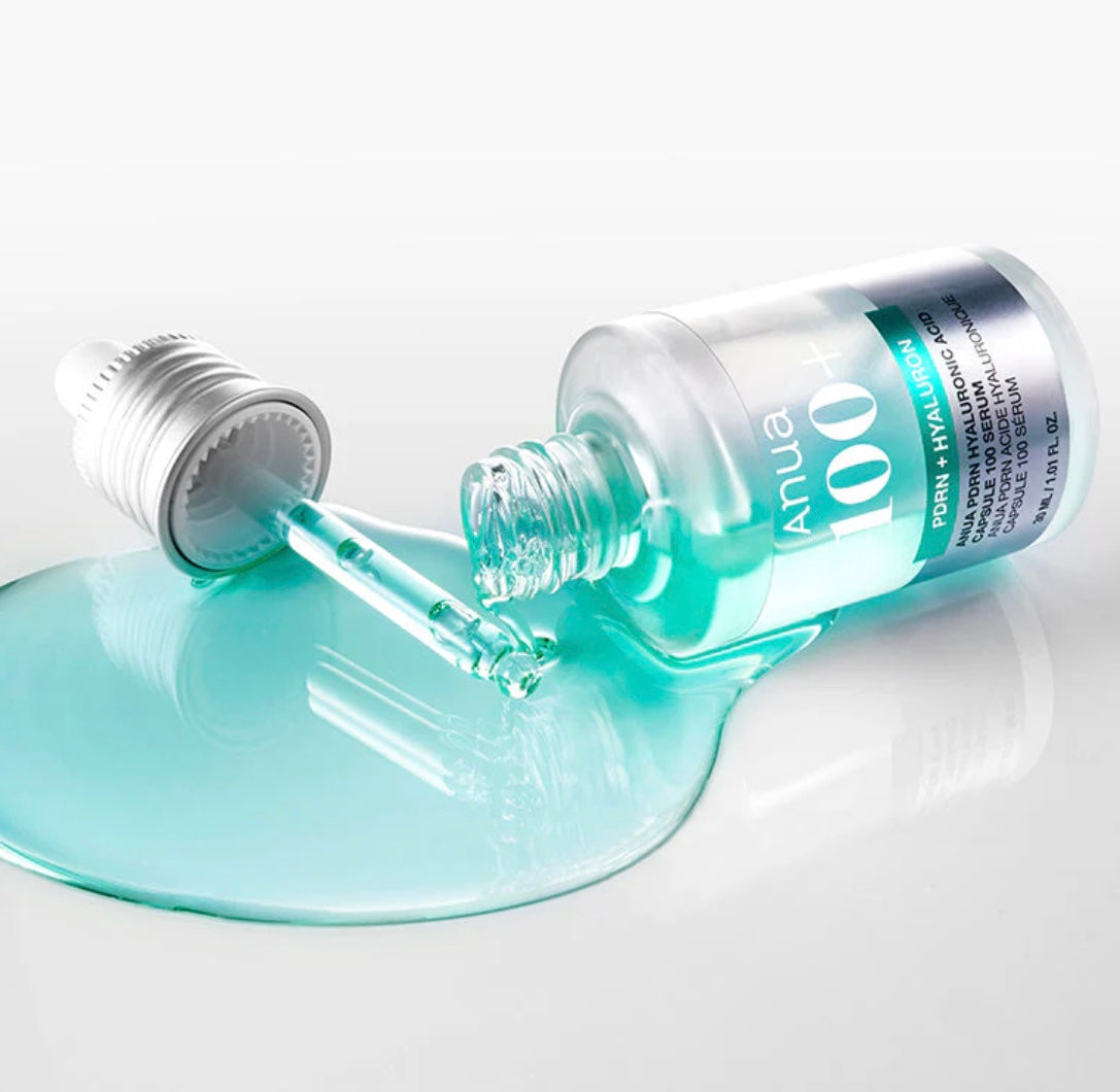 Serum Anua PDRN Hyaluronic Acid Capsule 100 junto a cápsulas hidratantes