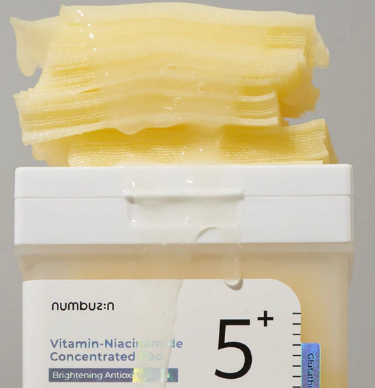 Pads con niacinamida y glutatión para unificar el tono.