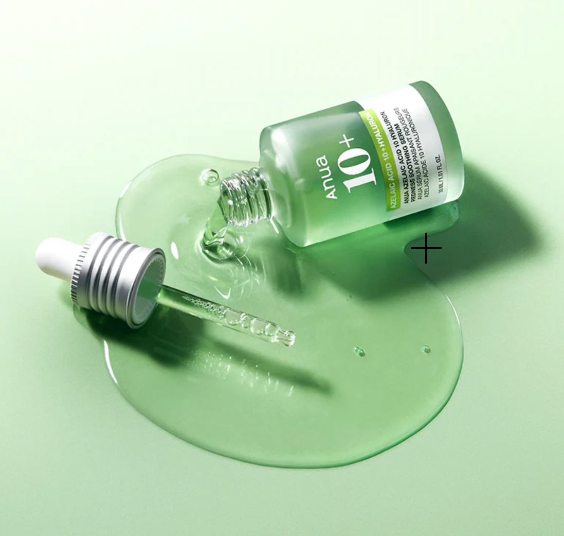 Aplicando el sérum Anua Azelaic Acid 10 Hyaluron Redness Soothing Serum sobre la piel – cuidado coreano suave para piel sensible e irritada
