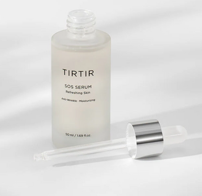 Presentación del TirTir SOS Serum – botella y detalle del producto.
