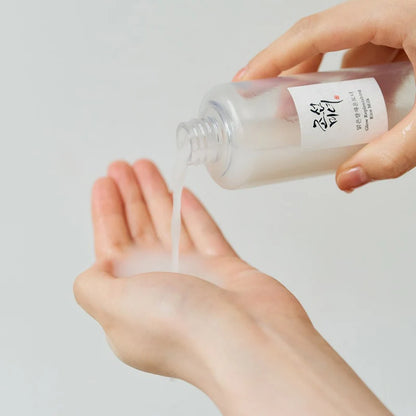 Botella del tónico con extracto de arroz y polvo seborregulador.