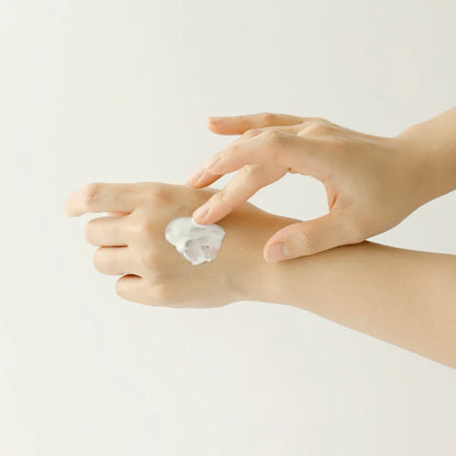 Textura suave del Relief Sun SPF50+ sin residuo blanco.